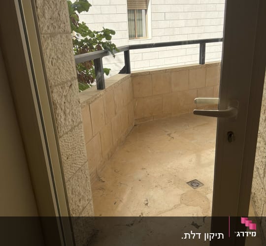 דלת זכוכית עם נוף למרפסת חיצונית